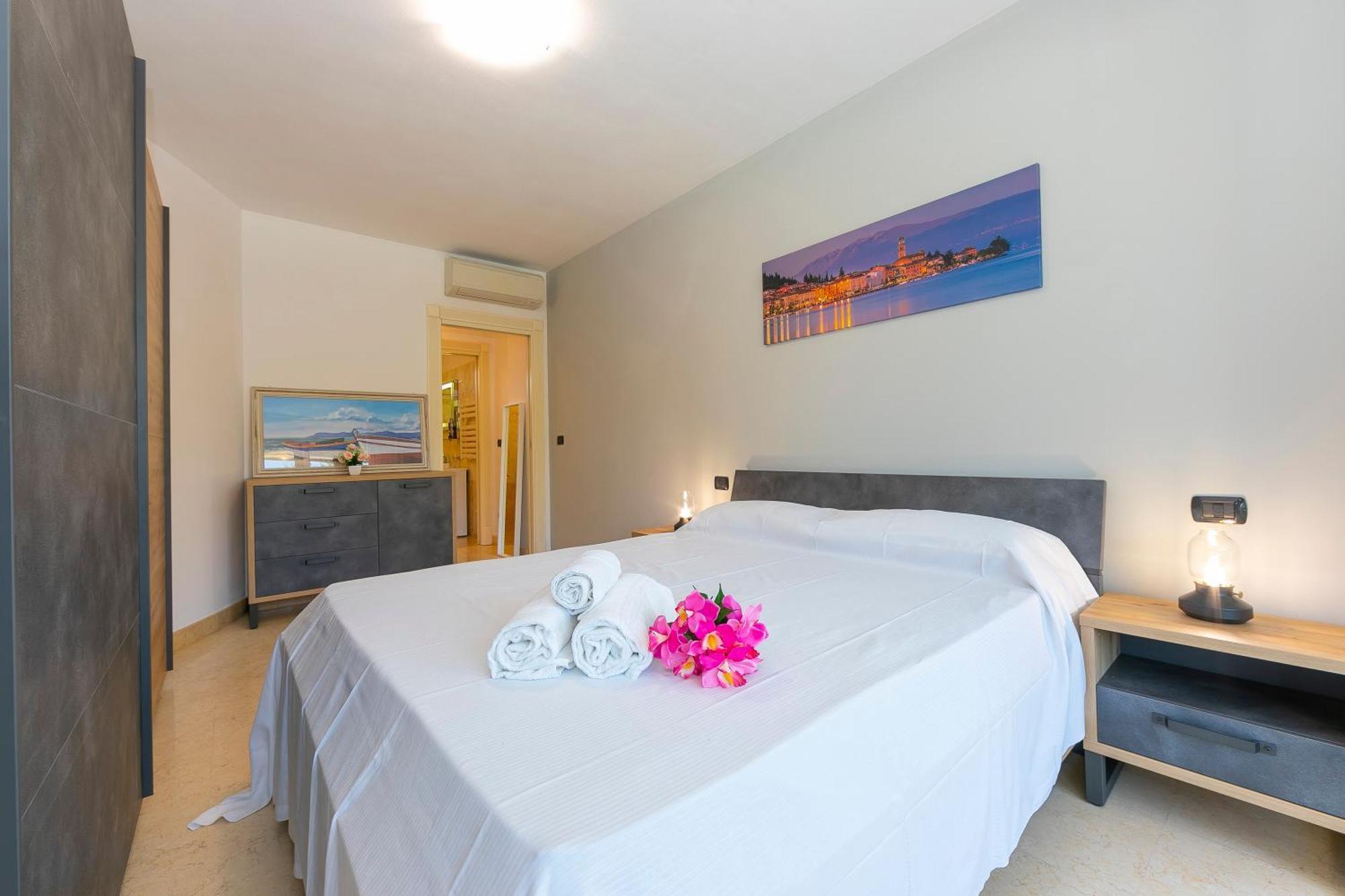 Rivoltella Apt With Pool 600M From Lake - Happy Rentals デセンツァーノ・デル・ガルダ エクステリア 写真