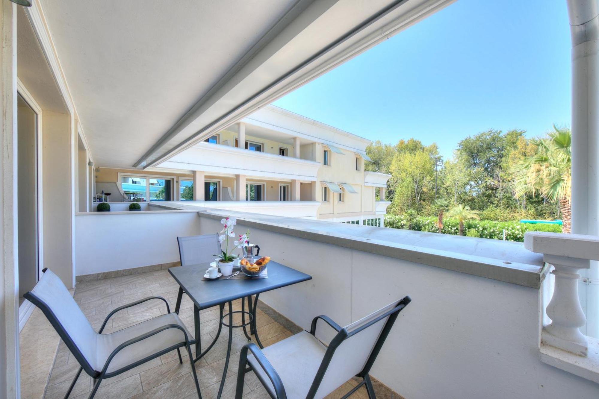 Rivoltella Apt With Pool 600M From Lake - Happy Rentals デセンツァーノ・デル・ガルダ エクステリア 写真